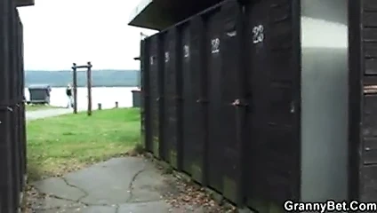 Eski sarışın gets becerdin içinde the soyunma odasında