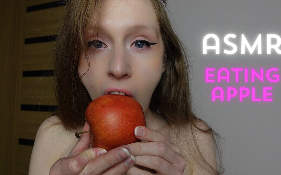 Asmr çıplak elma yiyor