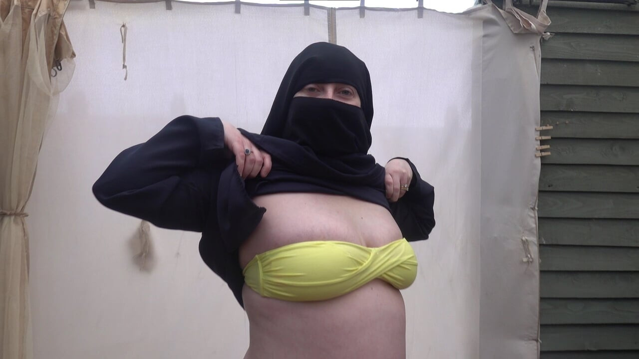 Burqa'da küçük bikinili evli kadın