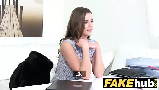 Kadın ajan seksi model sıcak ajanların ilk zevkini alır