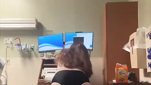 Kötü kız yatak istirahatinde