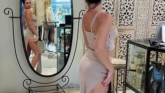 Seksi Bali kıyafetleri butikte deniyor