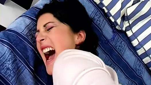 Yaramaz esmer onu kedi ile oynuyor sonra damızlık geliyor için sikme onu kıçını yatakta