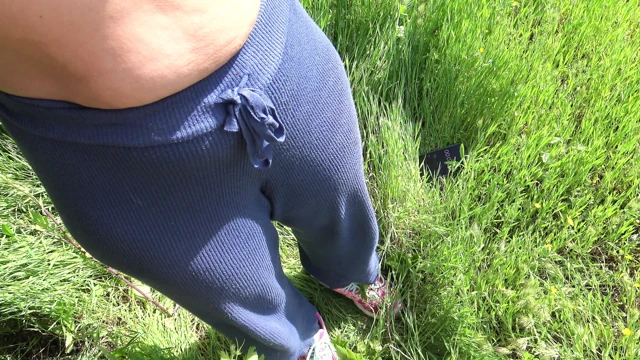 Erkek delisi orta yaşlı seksi kadın herkesin içinde yabancının kıllı amına boşalmasına izin veriyor