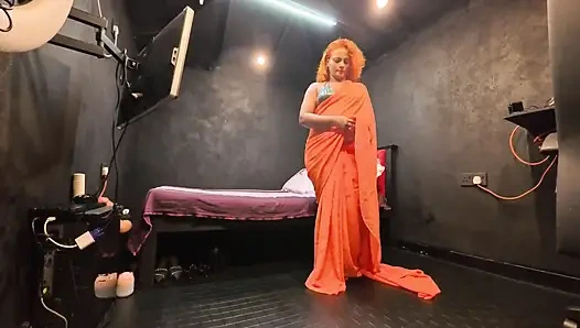 Çıplak büyük götlü kraliçe Nilmini Sheron ile saree denemesi