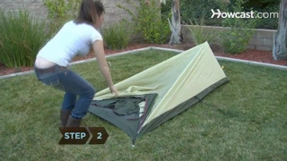 Kalça çatlağıyla çömelmiş kadın, savaşlara karşı wiki'yi gösteriyor