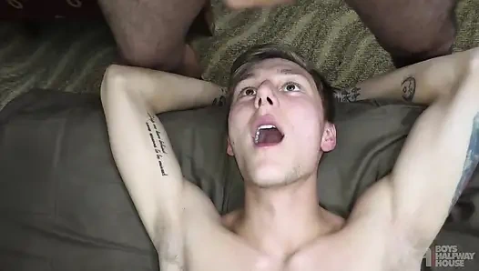 Mücadele eden genç boşalma bin