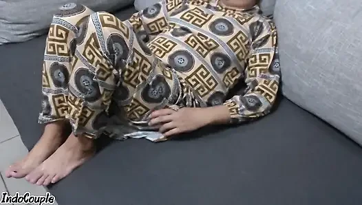 Adik tiri colok di ruang tamu aku bantuin dia puas