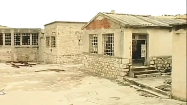 Açık havada üçlüde iki büyük memeli adam tarafından anal sikilen ve döl alan genç bir delikanlıyım