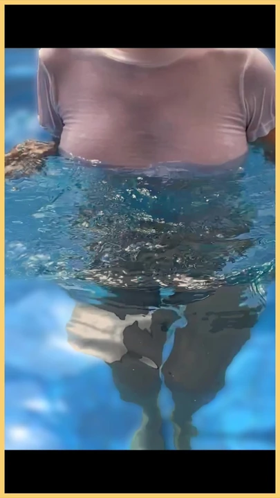 Mükemmel sütyensiz memeli evli kadın havuzda ıslak gömlek