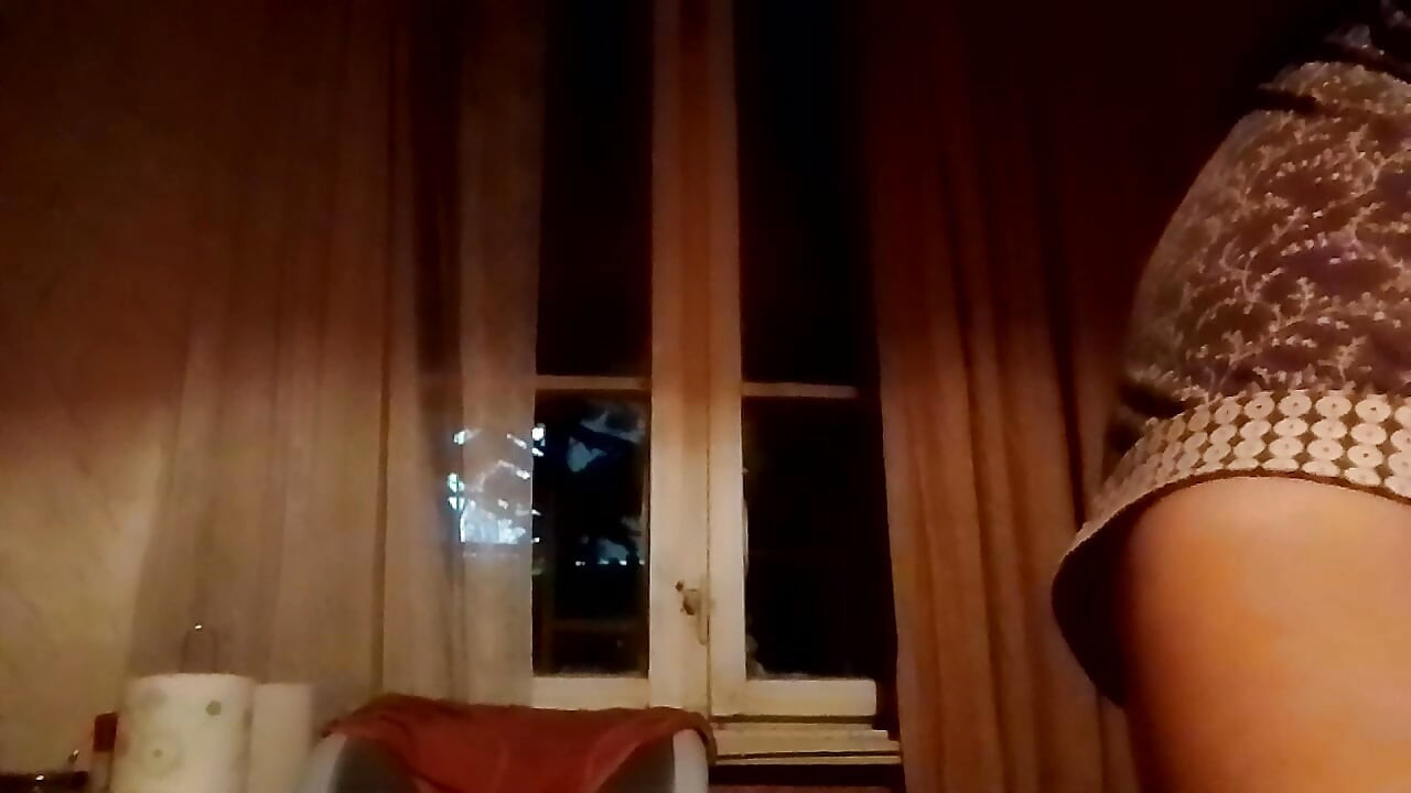 Cadılar bayramı gömleğinin altında sulu memeler