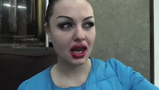 Seksi makyaj büyük kırmızı dudaklar sigara içiyor