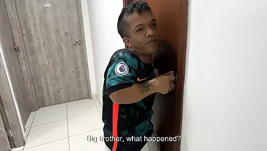 Duşta sıkışıyorum ve üvey erkek kardeşimden çıkmama yardım etmesini istiyorum ve benden iyiliği için beni sikmesine izin vermemi istiyor.