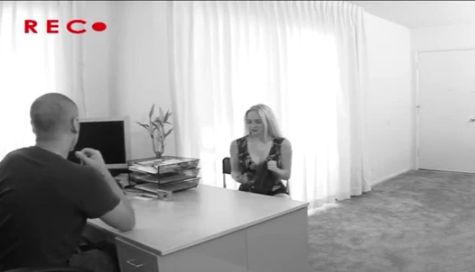 Minik sarışın kendi büyük beyaz bir yarak alıyor