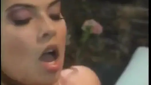 Une fille sexy avec de beaux seins chevauche une grosse bite épaisse