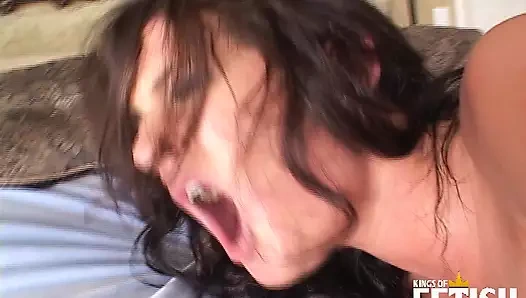 İri göğüslü genç kız azgın bir adama sikiş deliklerini parçalıyor