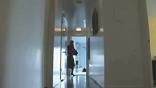 Sarışın arkadaşlar Holly Wood ve Nicole Moore üçlü seks yapıyor