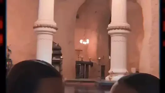 Victoria Justice ve Madison Grace Reed havuzda bikinili