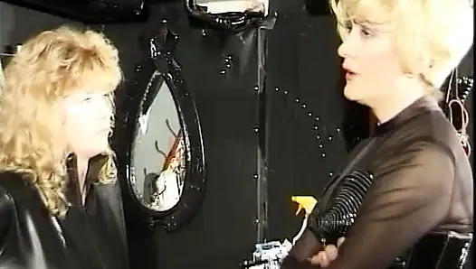 Edepsiz lateks Alman sürtükler bdsm grup seks yapıyor