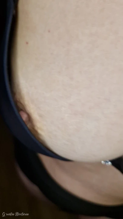 Meme uçlarını sutyen içinde buldum!