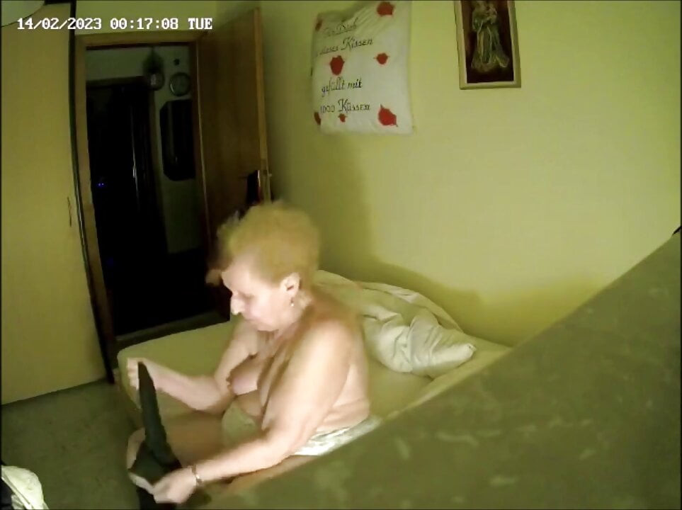 Bacaklarımın arasında külotumla kendime yapıyorum