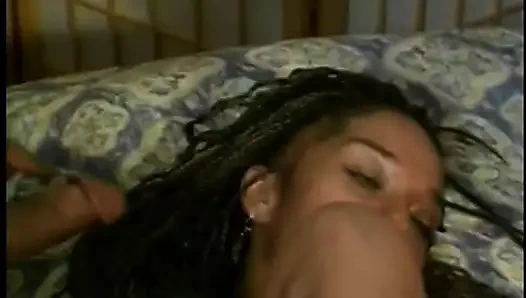 Seksi piliç yarak emerken amını siktiriyor ve sonra boşaltıyor