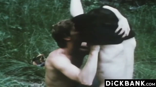 Sparrow Guano ve Nat Grey'in şişman sikleri yalayıp yuttuğu vintage video