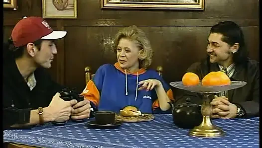 Akşam yemeğinde erkek arkadaşımın üvey annesini ziyaret etti ve onu siktim