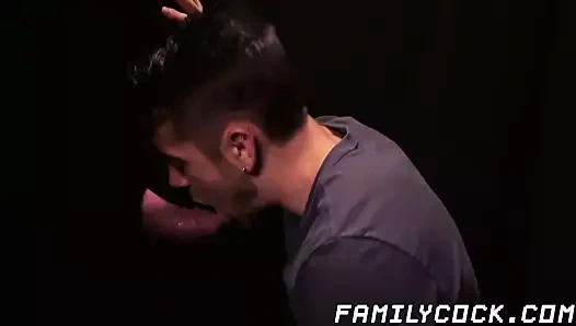 Sıcak zafer delik oral seks ve derin boğaz ile twink ve baba