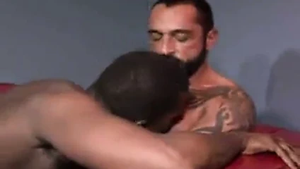 Dövmeli kıllı adam onun horoz emdi alır!