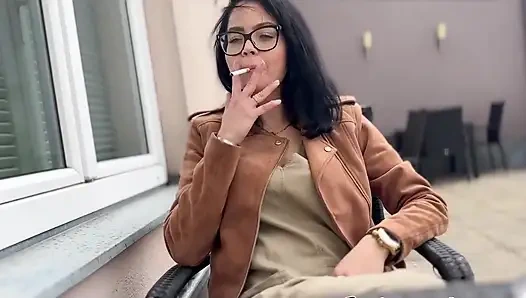 Otel çatısında yağmurda sigara içiyor:)