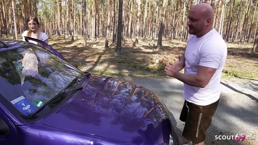 Minyon Alman gözlüklü kız tinyemily araba arızasıyla ilgili yardım için yabancıyla sikişiyor