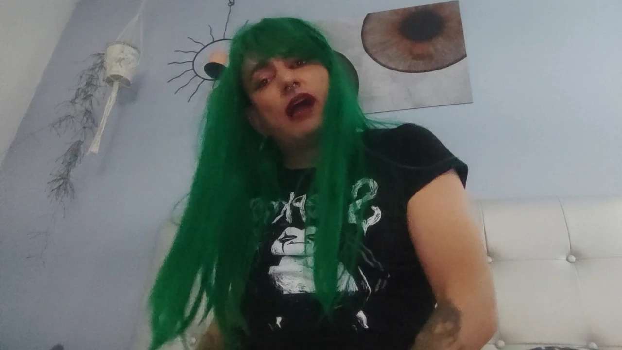 Mutlu emo kadın kılıklı kız, tek başına mastürbasyon