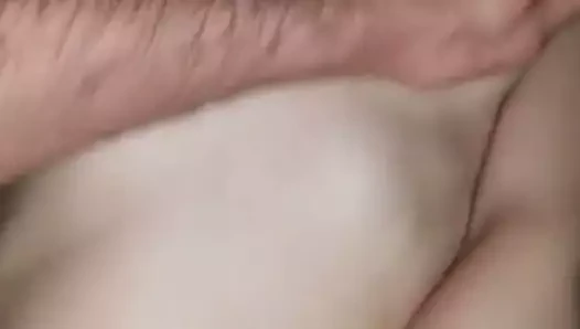 kız arkadaşı ile oynuyor