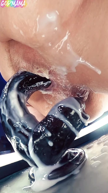 Мама с большой пиздой будет отсосать твою жизнь из твоего члена