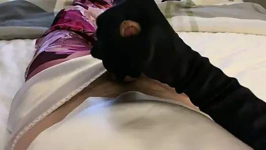 Beyaz saten üzerinde siyah saten eldiven ile cd handjob