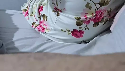 Pantolonsuz üvey oğlu üvey annesiyle yatakta çıplak