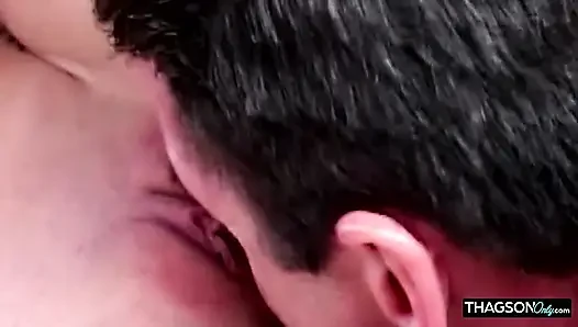 Sıska esmer kadın sırılsıklam parmaklama çılgınlığı içinde genişliyor