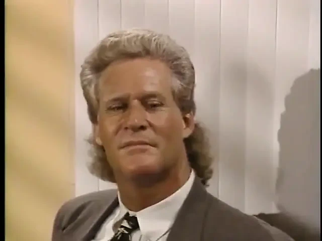 Olgun patron ofiste sekreterini sikiyor.