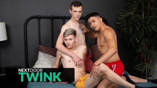 Latino tyler üvey kardeşine bir üçlü katılmak için sorar