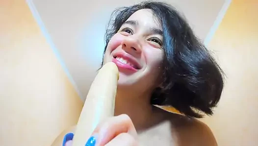 İri göğüslü ateşli esmer Myla_angel büyük dildo emiyor ve sikişiyor!