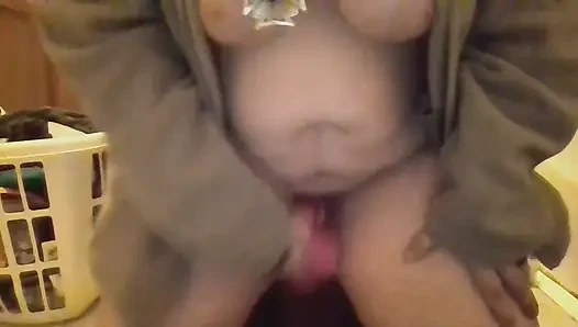 Olgun tombul masterbate anal vibe'i parmaklıyor