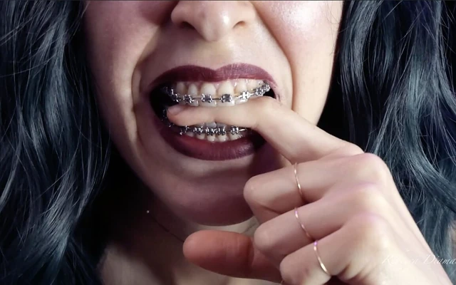 Parmaklarımı Tısırmak - Isır, Ağız, Dişler, Diş Teli Teli Vermek, Fetiş