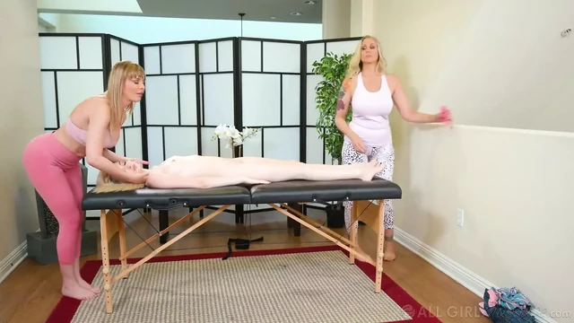 Все девушки массаж - Julia Ann и Dana DeArmond дерутся над киской Lexi Lore в горячем лесбийском тройничке