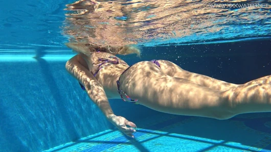 Kesinlikle şaşırtıcı sarışın porno yıldızı Mary Kalisy yüzüyor