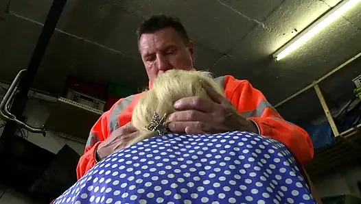 Güzel dövmeli büyük götlü sarışın amından sikiliyor