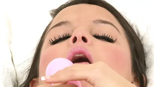 Sasha ıslak amına pembe dildosunun doyamıyor