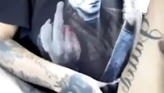 Dövme piliç kendini bir arabada yapıyor