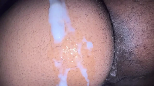 Сводный брат трахнул меня и оставил свою сперму на моей заднице