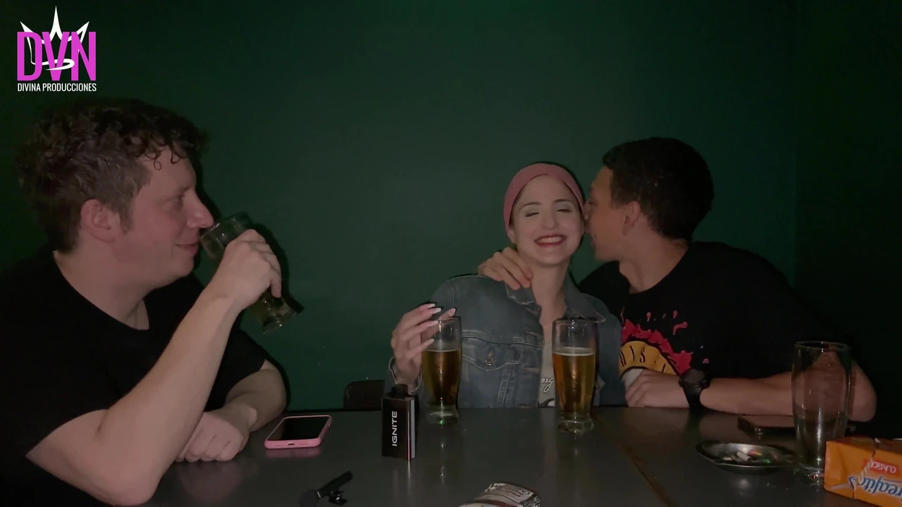 बार से बाहर निकलने पर रॉकर लड़की के लिए दोहरा प्रवेश